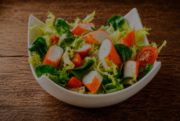 Ensalada de brotes con surimi