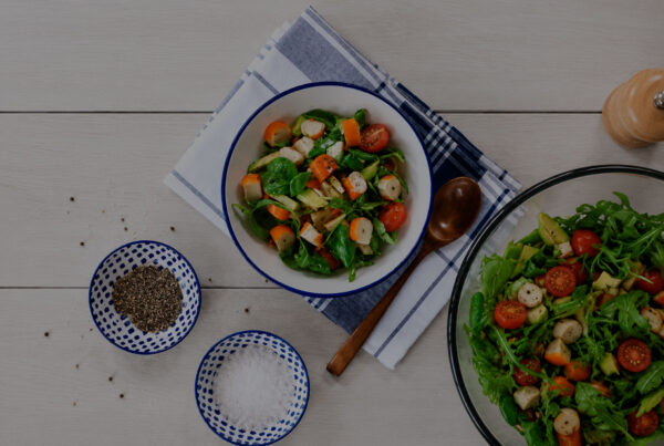 Ensalada de hojas verdes y Surimi